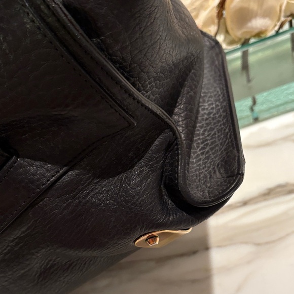 Elegant Black Leather Handbag - Picture 7 of 10